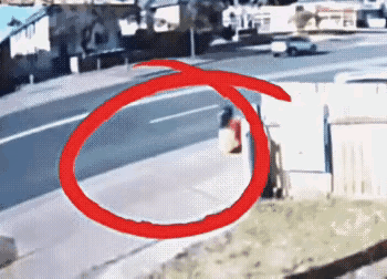 腿瘸了？太厉害了吧！这位女士有金刚不坏之身吗？那可是一辆重型suv啊？就这么前