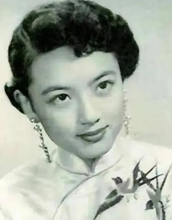 1940年深夜，旗袍女子闯军营扑倒在地，一句话救下新四军整支部队1940年