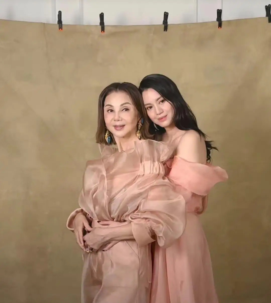 70岁谢玲玲和大女儿林恬儿拍摄时尚写真，谢玲玲素颜出镜，她和女儿同穿粉色的礼裙，