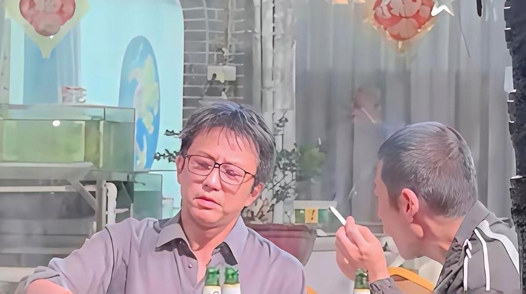 要不是路人拍到邓超在大排档哈啤酒，我都快忘了他也46岁了。桌上就摆着普普通通几瓶啤酒，头发没打发胶，