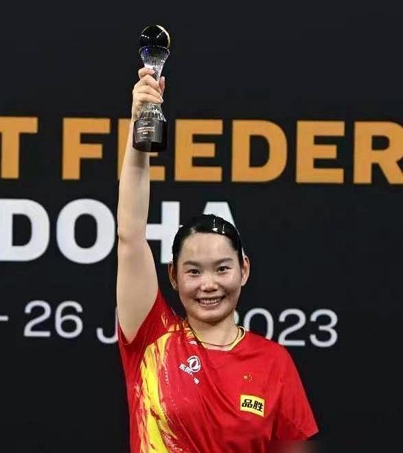 一条热搜看得我五味杂陈，孙颖莎一年广告费稳稳拿下2000万，而陪她练了9年的姑娘