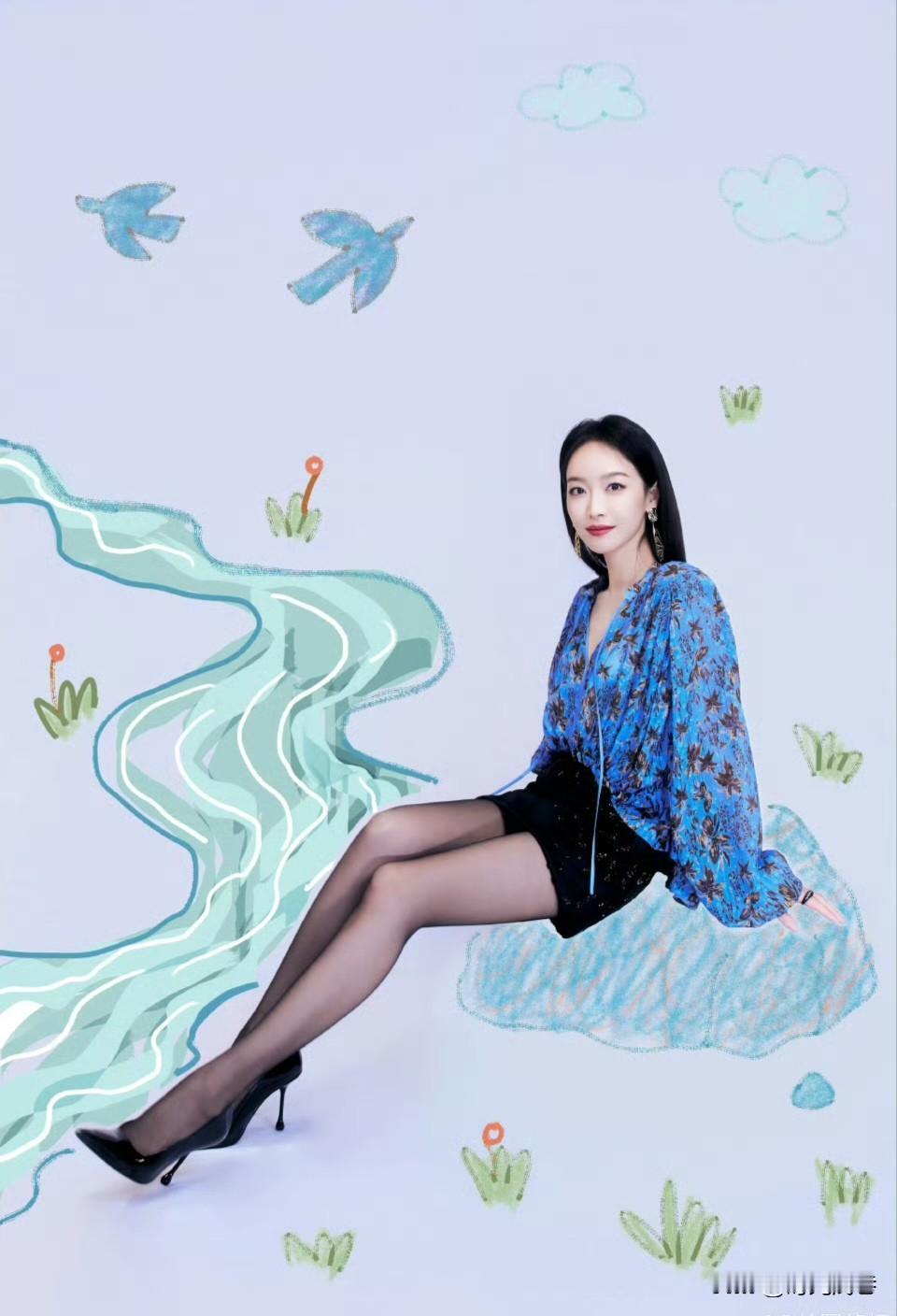 宋茜美照，背景简笔画充满童真童趣，画前的她，穿搭清新淡雅，身材高挑，气质优雅知性