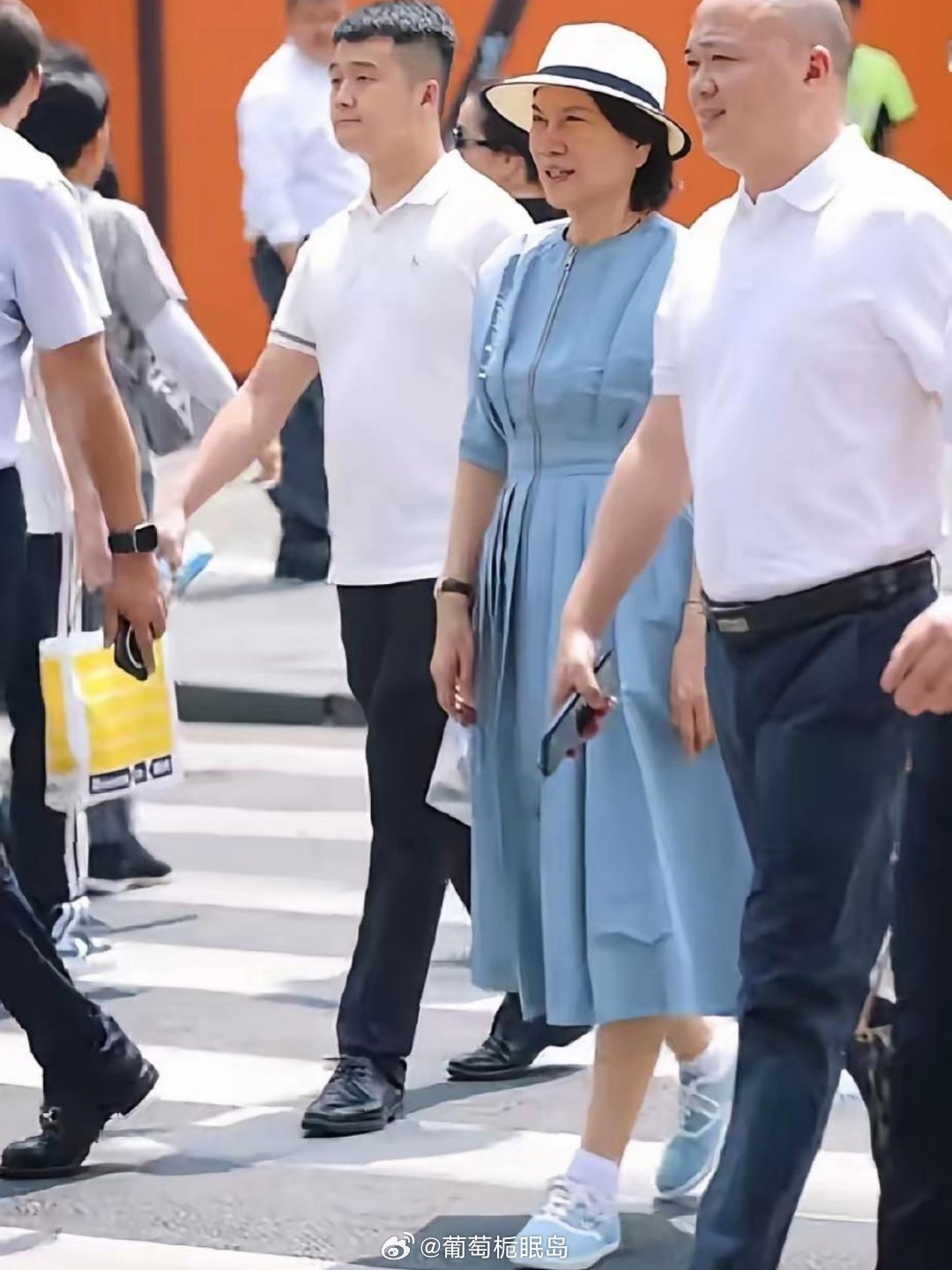 不得不说，有钱就是好啊。董明珠现身成都太古里，虽然她已经72岁了，但看上去却一点