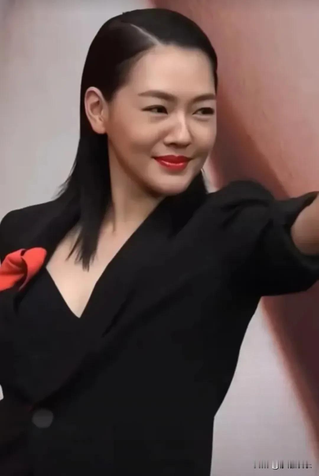 小S女儿，长大了！小S二女儿伦敦时装周惊艳亮相！白色风衣配黑靴，这气质完全