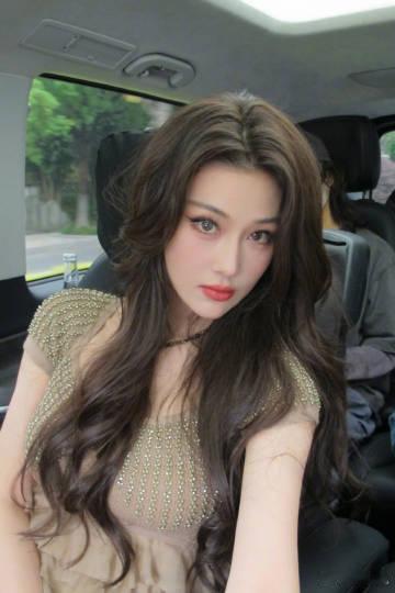 张馨予最近没有身材管理也这么美张馨予坐在车里也随便出片没有身材管理也美得这样轻松