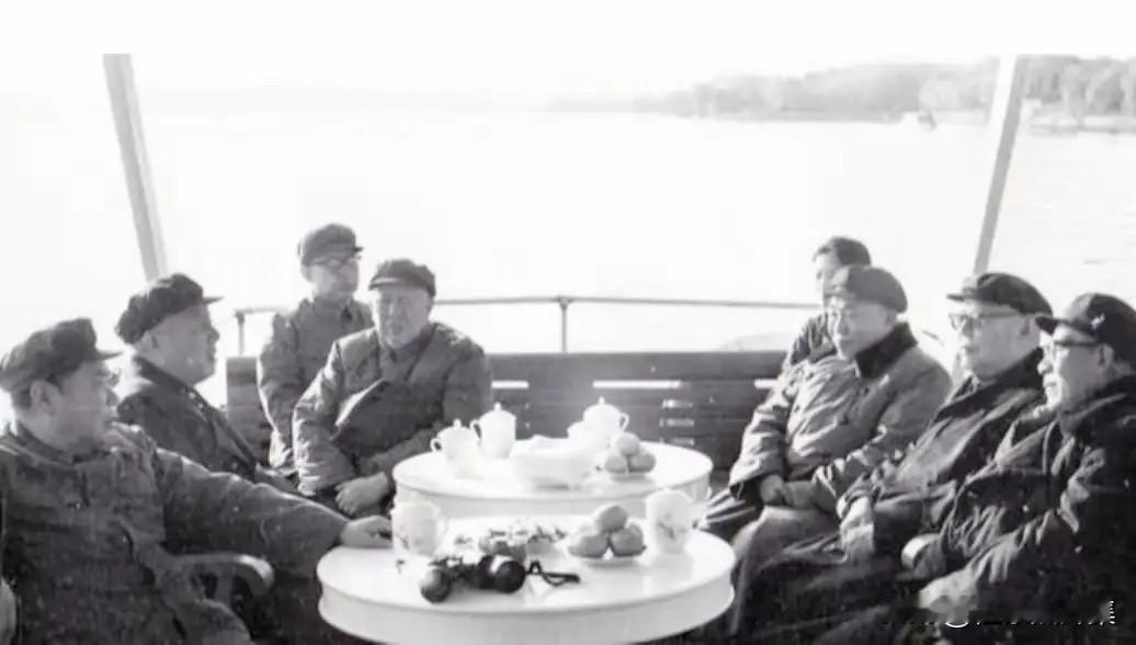 1975年，叶剑英（右二）与苏振华（左二）到武汉军区视察，在船上听杨得志（左一）