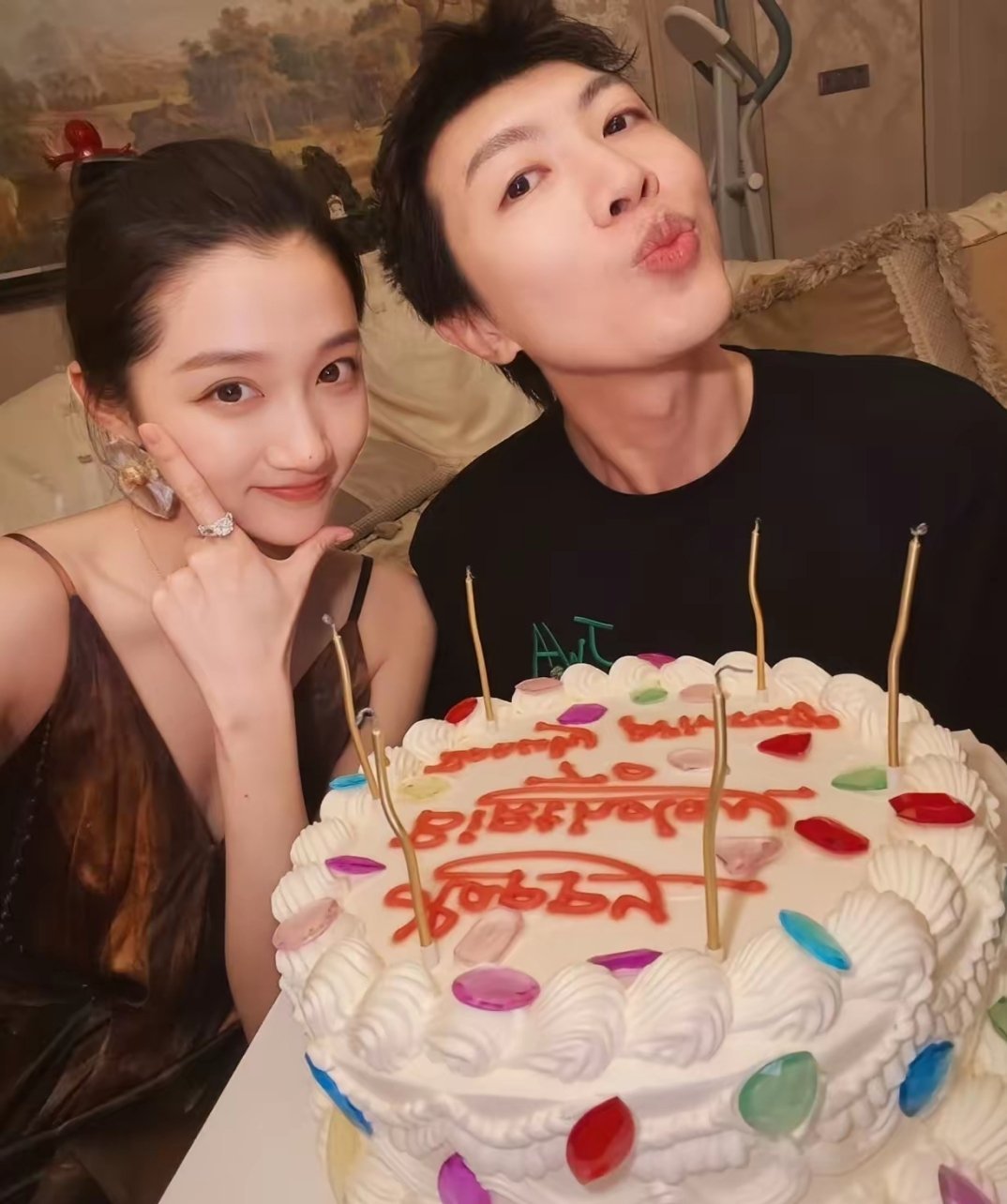 关晓彤29岁庆生，陪伴她的是造型师高强。合作十余载，这份真挚的友谊让人羡慕​​