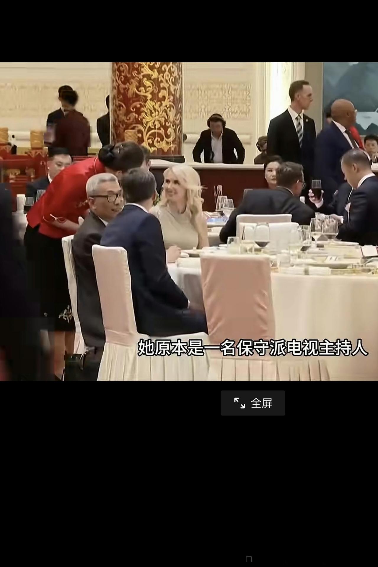 人民大会堂的女服务员英语水平一定相当好！这不，在昨晚欢迎美国客人的国宴上，一名