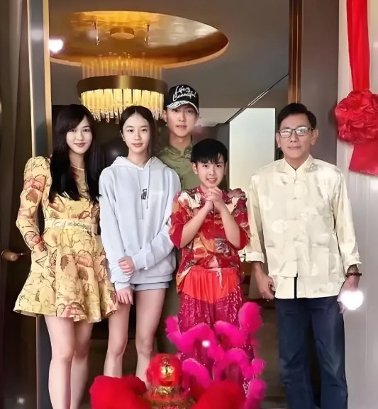 当吴尊在巴黎米其林餐厅单膝跪地时，DR钻戒的光芒穿透烛光，照亮了这段跨越30年的