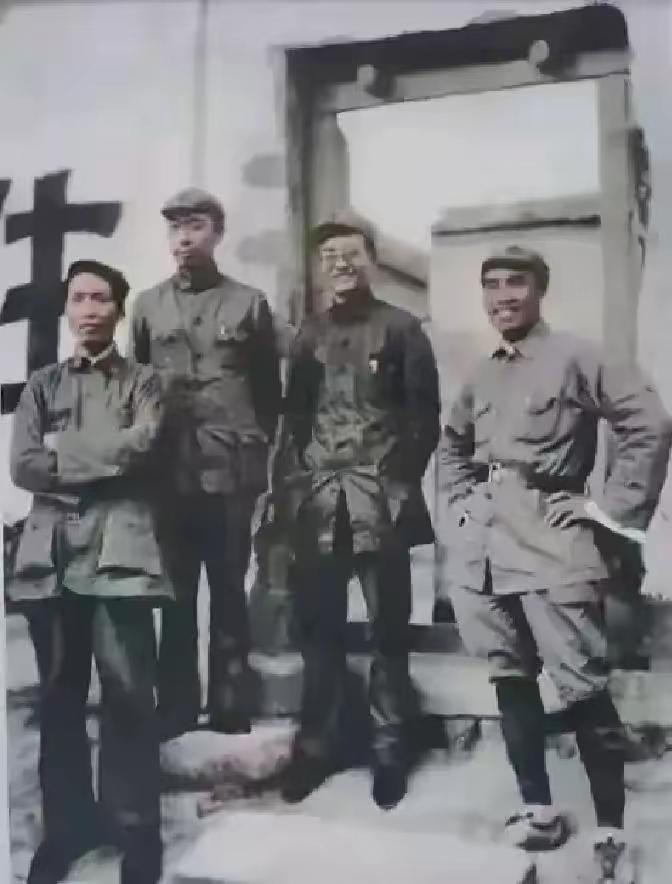 1936年，长征胜利之后，在陕北保安拍下这张珍贵合影。照片里四人身形消瘦，