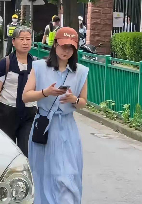 郭晶晶走路去送孩子上学，千元长裙百元帽子，却穿出真正的体面！