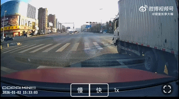 等红绿灯时，偶遇蹦跶着过马路的父女俩！