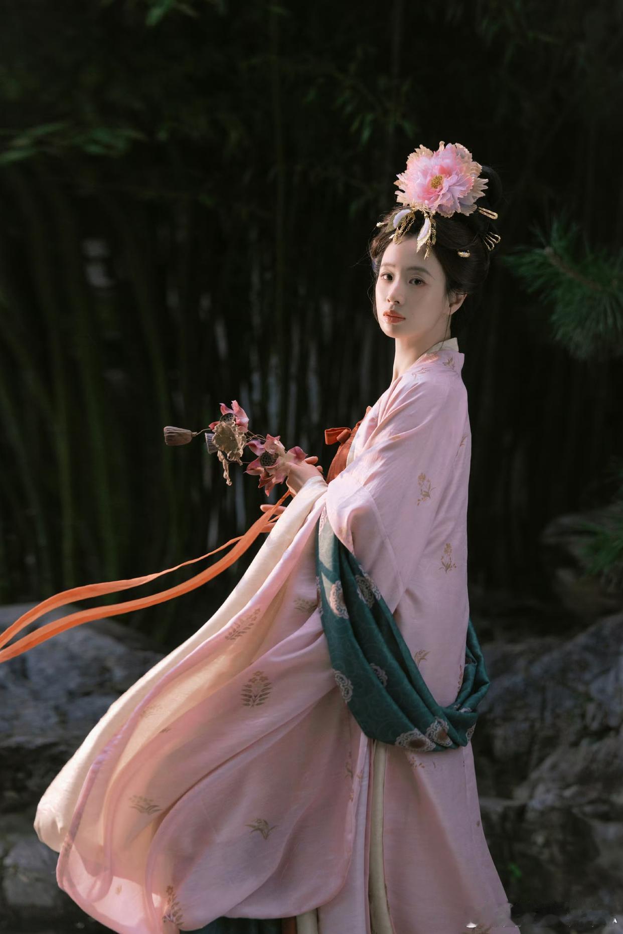1.李梦不算耍大牌，她读书的时候脾气就很差，对大家都是一视同仁发脾气。2.杨幂跟