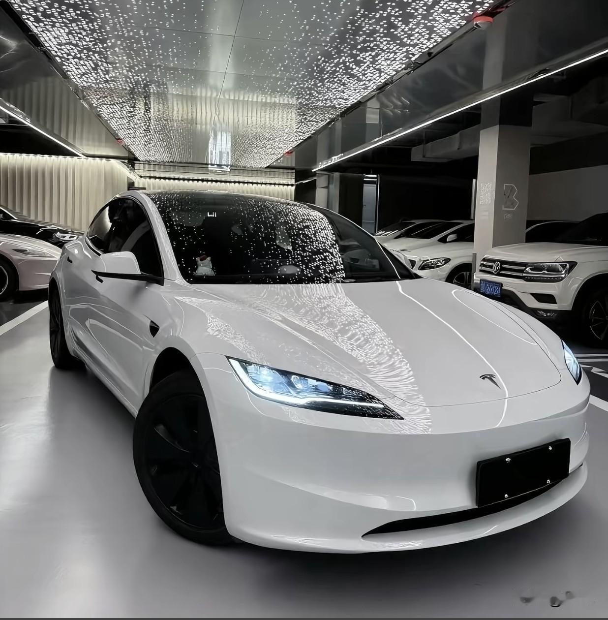 朋友问我特斯拉Model3贵不贵？我说，你看现在年轻人约会开它，上班开它，