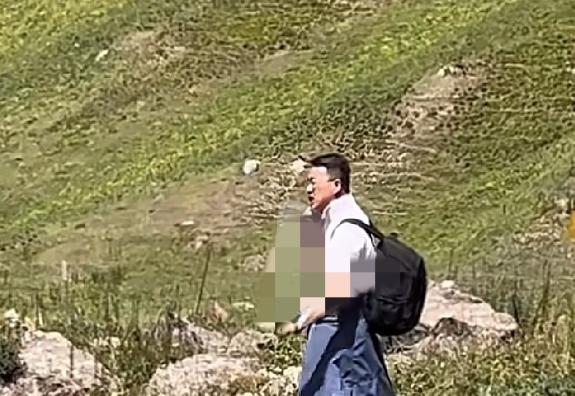 近日，新疆伊犁夏塔景区风光正好，一名男子正沉浸式游玩放松。不料一通工作电话突然打