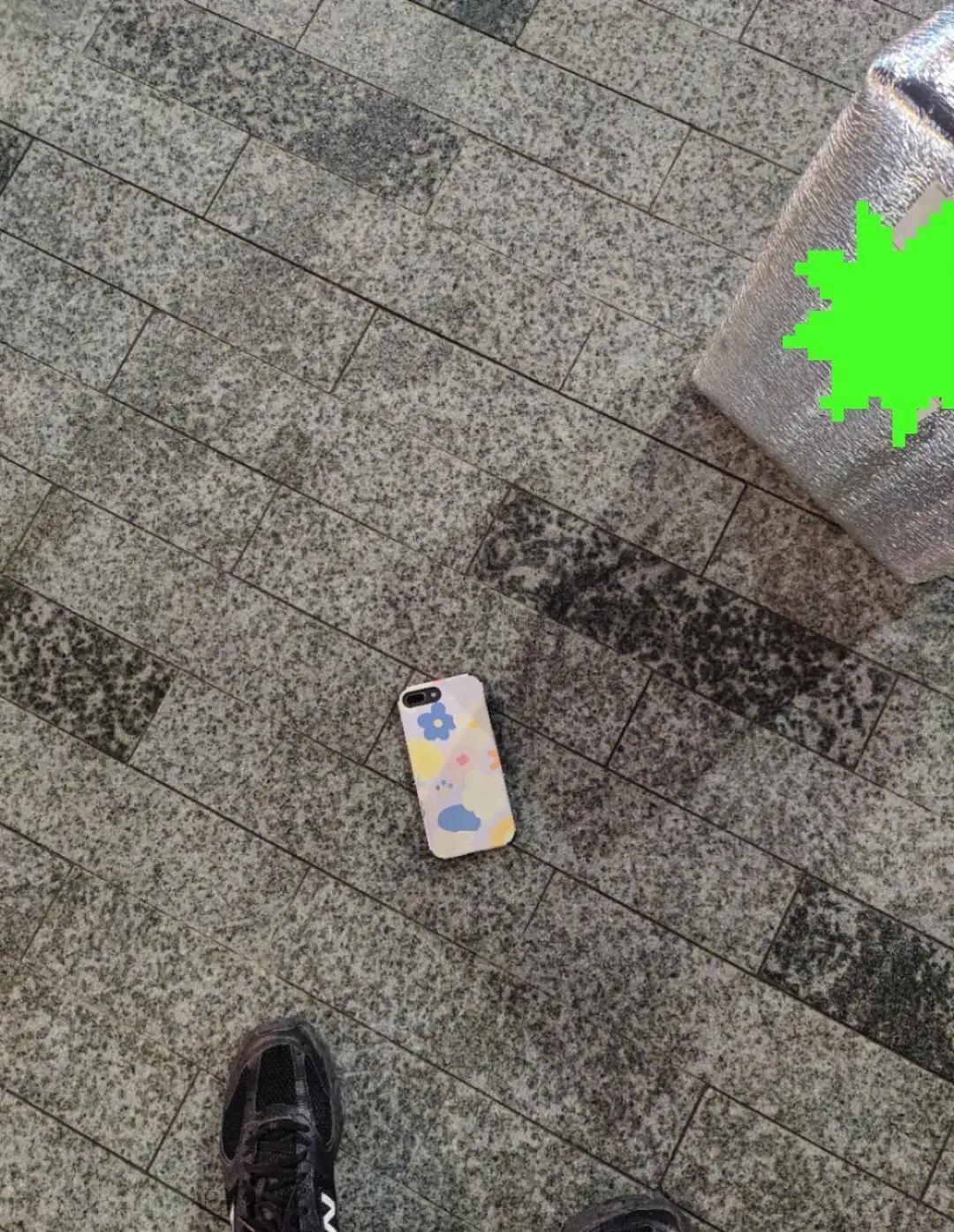 北京，男子走路上捡到一部手机，失主着急打来电话恳求归还，男子爽快答应，并把手机放