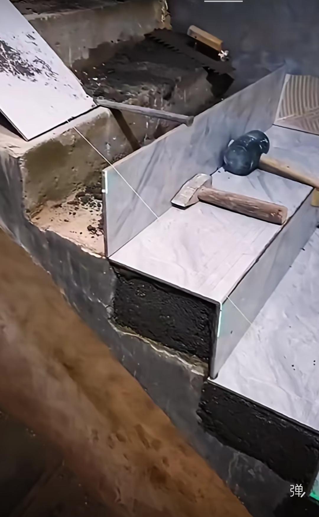 底灰如此之厚，这踏步会不会贴错了？师傅当下贴的这座踏步，底灰厚度都快赶上一波踏