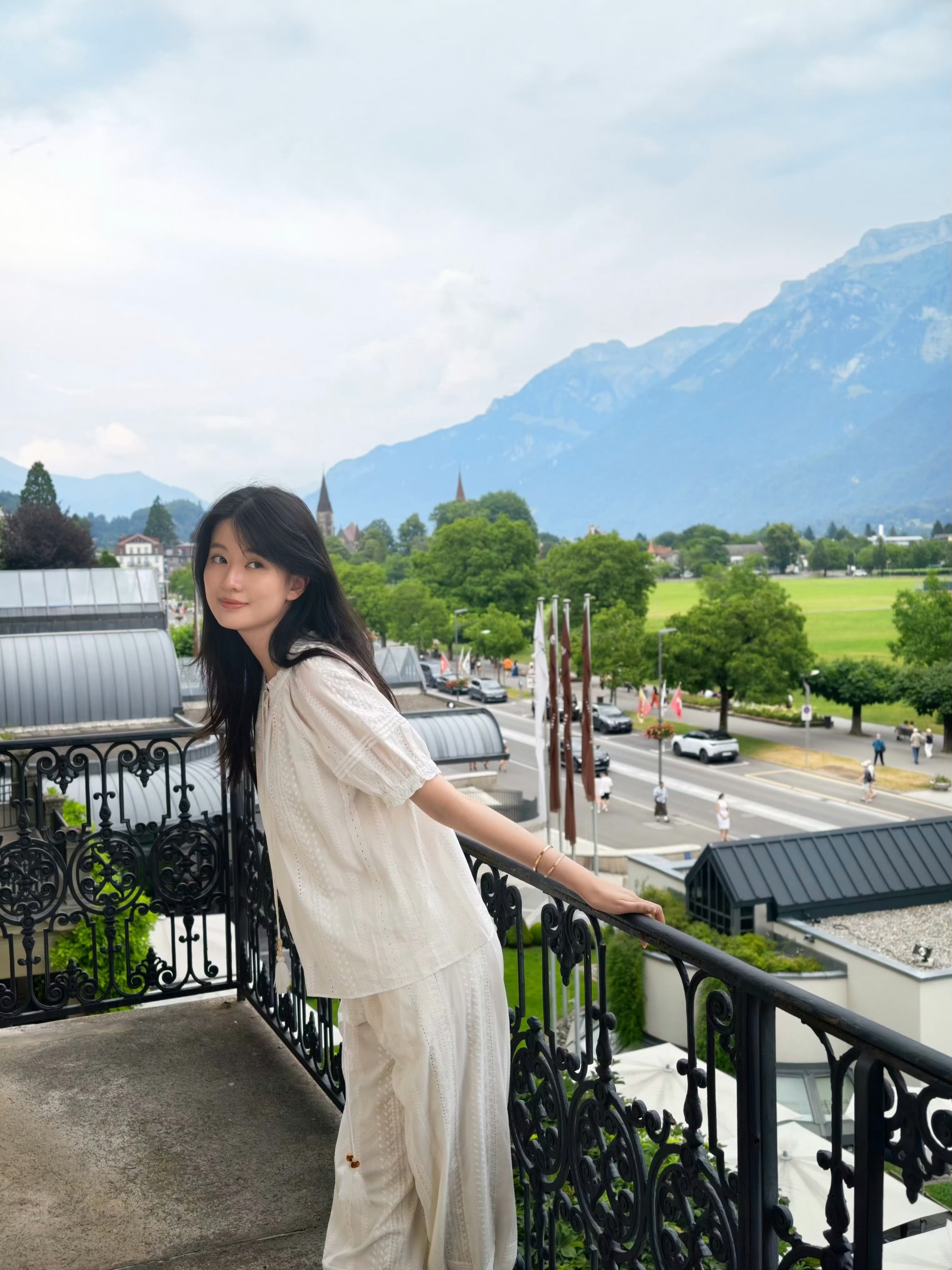 乔欣晒瑞士旅行随拍乔欣瑞士旅行随拍更新，雪山、草坪、湖畔氛围感直接拉满，治愈感扑