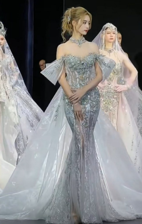 感觉徐艺洋跟身后的白人模特都没什么肤色差了