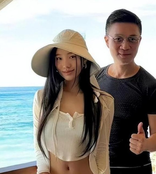 小S老公许雅钧与女儿的相处方式，着实令人感到疑惑。小S曾在节目中透露，许雅钧平日