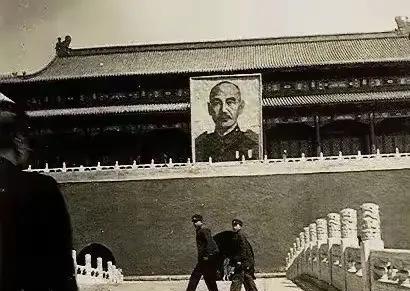 他蒋介石逃到台湾了，他违背是历史大势，这是人心向背的结果，这是历史的选择，这是人