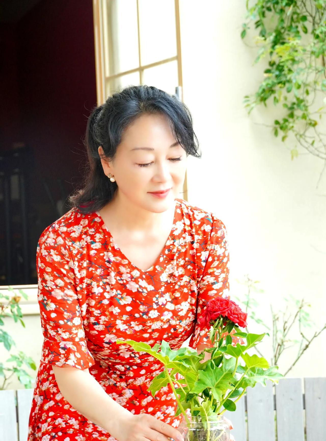 她当年也是数一数二的美女，也曾红极一时，90年代出国潮时她也和老公跑美国去了，可