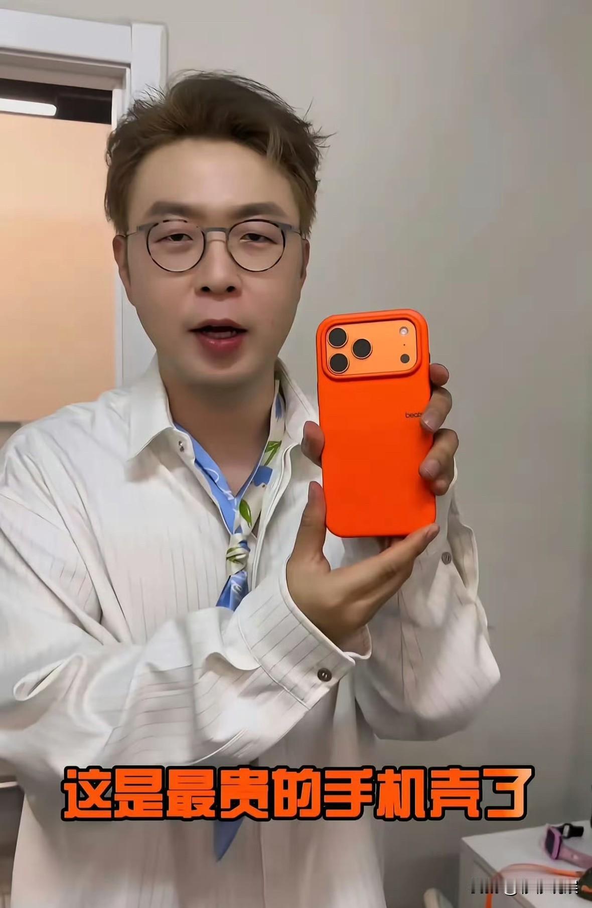 果然有钱人就是不一样，杜海涛花钱也是豪爽。他给大家展示自己新买的最新款iPh