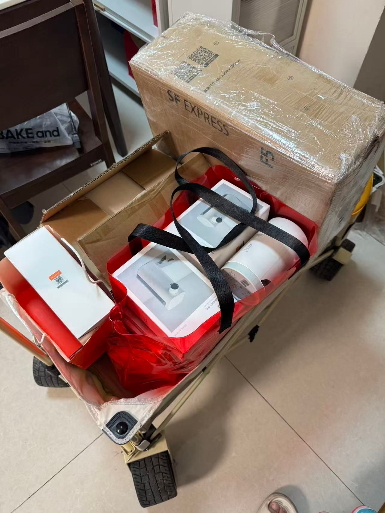 都给我两车的礼物，接下来逐一抽奖送。（因为物流有延迟，并且提醒大家一定要填写收货