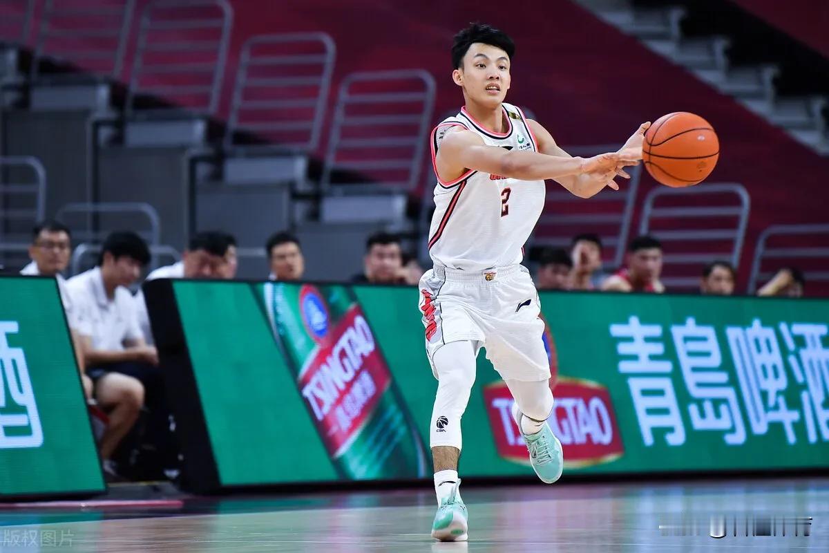 看到中国男篮这个样子，虽然很多球迷，都想徐杰上去打，去拯救中国男篮，但恕我直言，