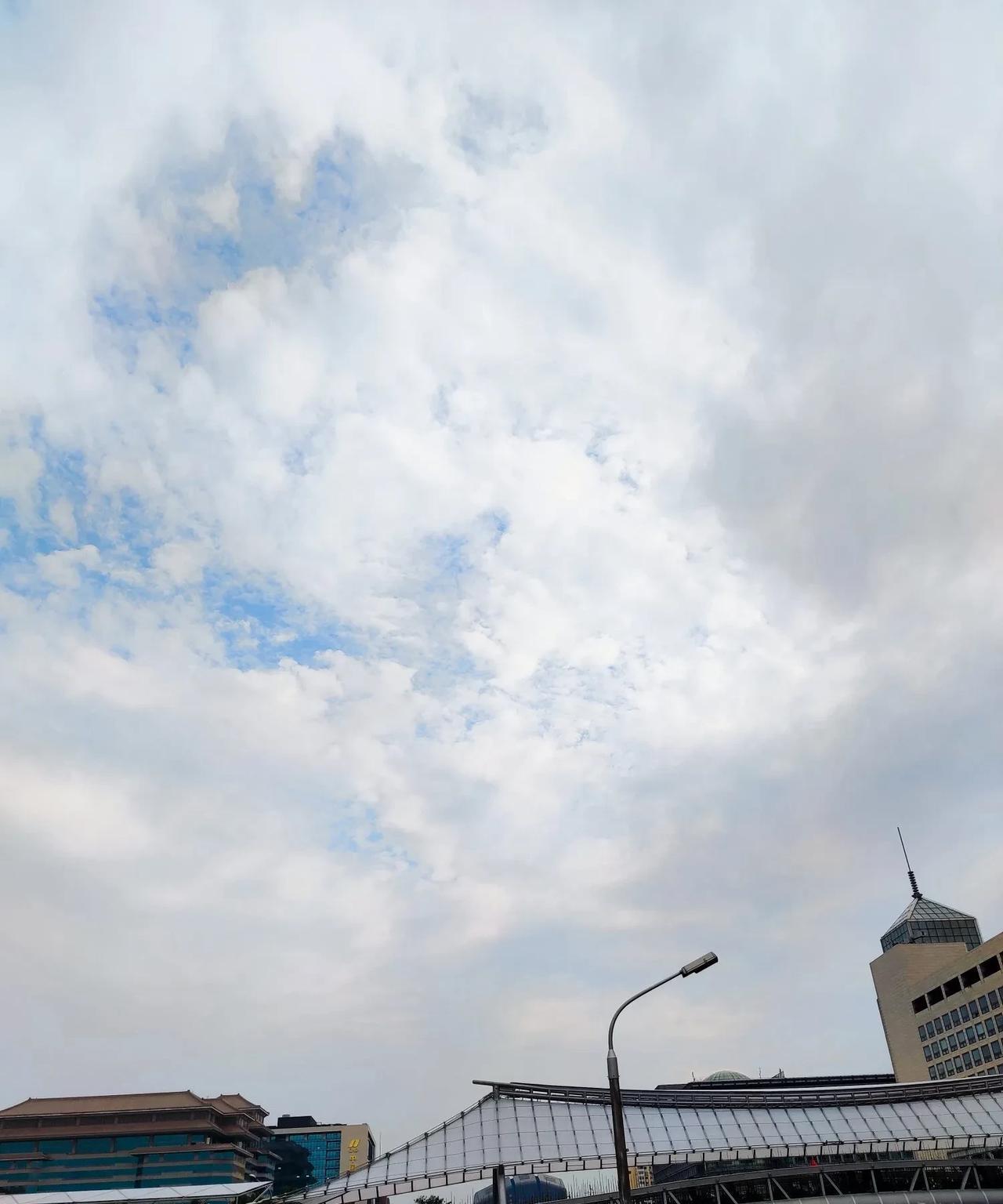 北京今天迎来了秋雨，最低温度只有17℃！一场秋雨一场寒，京城今天迎来了秋雨，雨