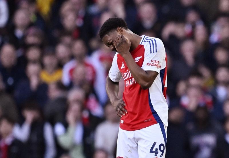 斯凯利和诺尔高可以搭档双后腰试一试。边后卫他踢不好，回到后腰看能不能培养出来。这