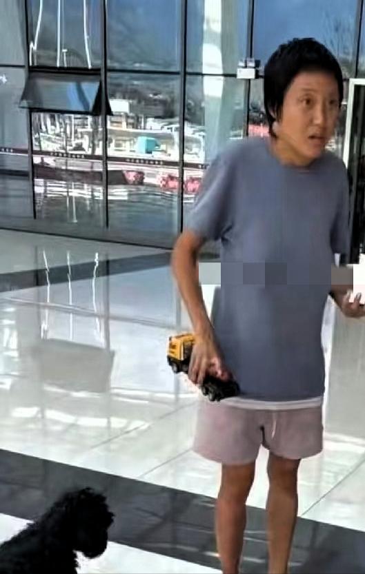 孩子妈妈还是研究生学历，可穿衣打扮与神态都不像！她身上除了脸部干净一些，身上和