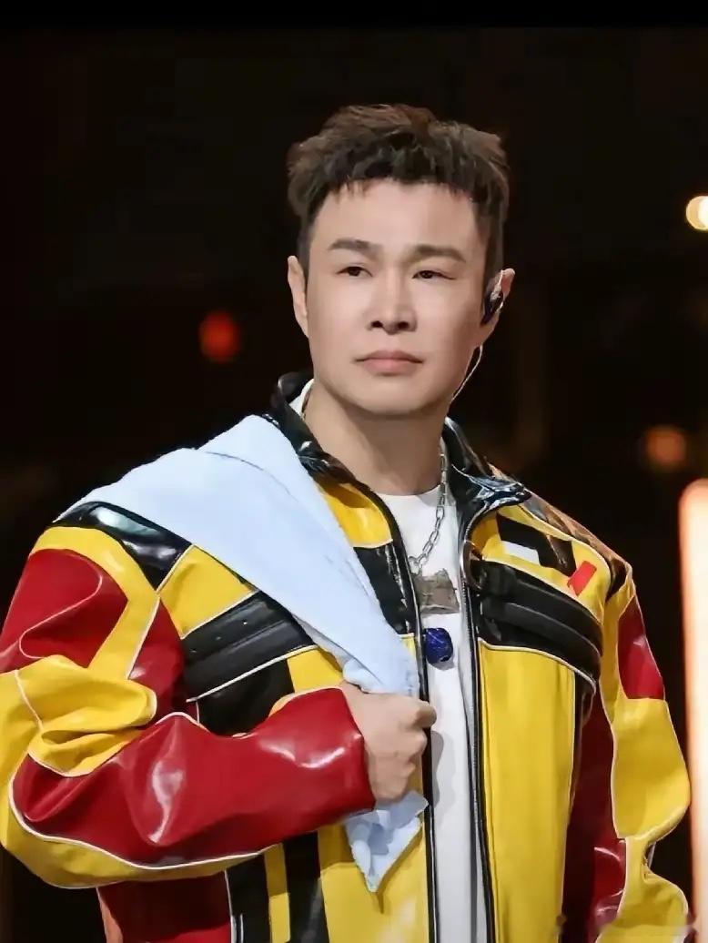 我看了《披荆斩棘》二公选人，有个细节特别扎心，其他哥哥都在抱团选熟人，只有小沈阳