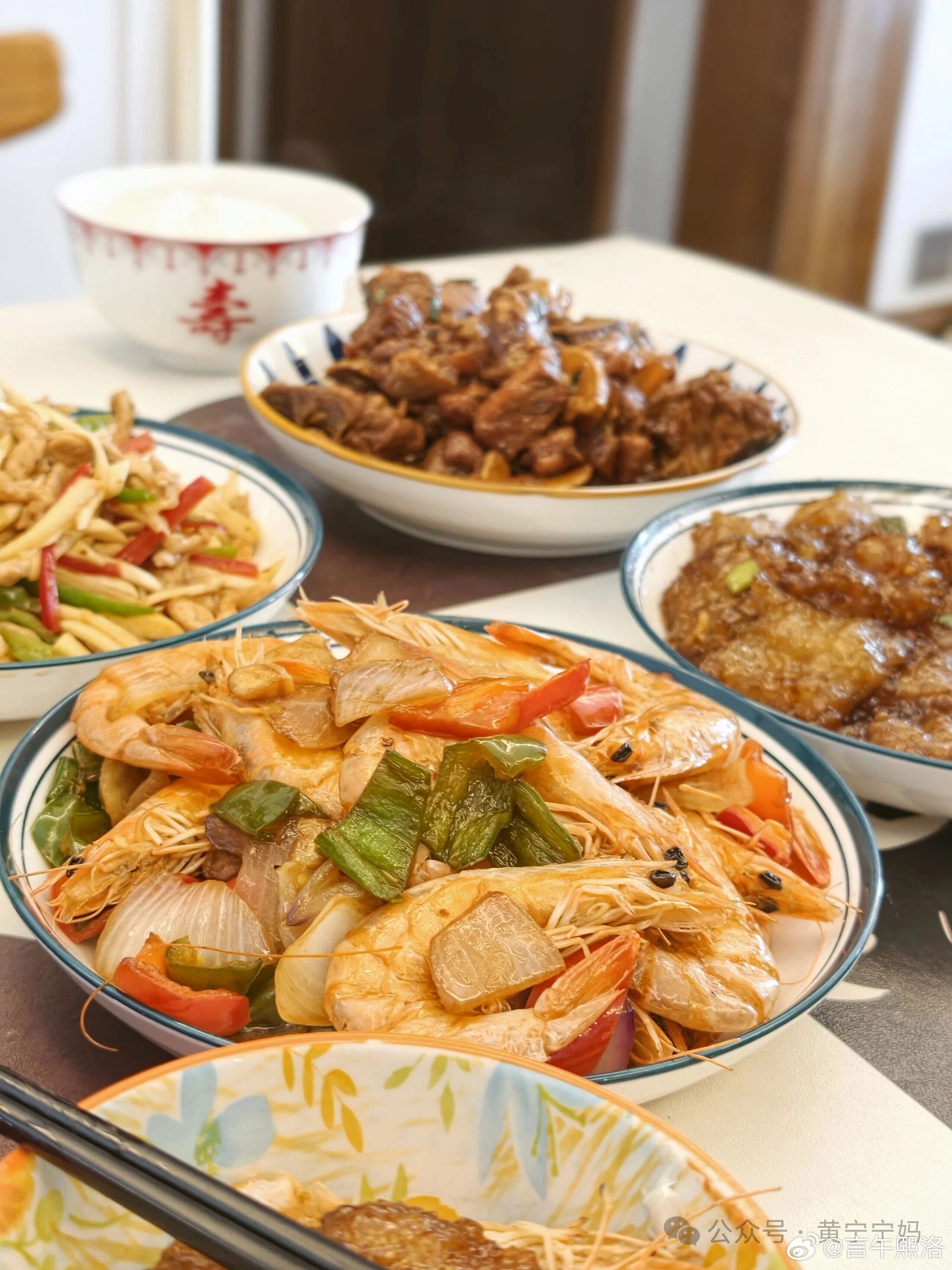 我也有一个好婆婆，带娃尽心尽力，从不让我干家务。就拿吃饭来说吧，她开玩笑说，在我之前，虾就就没进过他