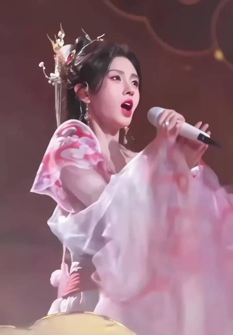 鞠婧祎超话42万人签到，不得不承认活粉真的好多啊，我感觉可能还会再破新高