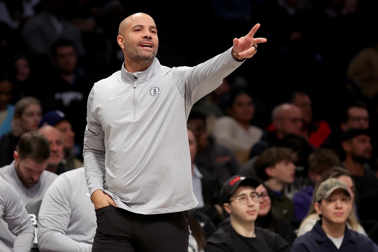 篮网把NBA中国赛搞砸了！原本是被当做半支主队的，加上签曾凡博，更获得不少球迷