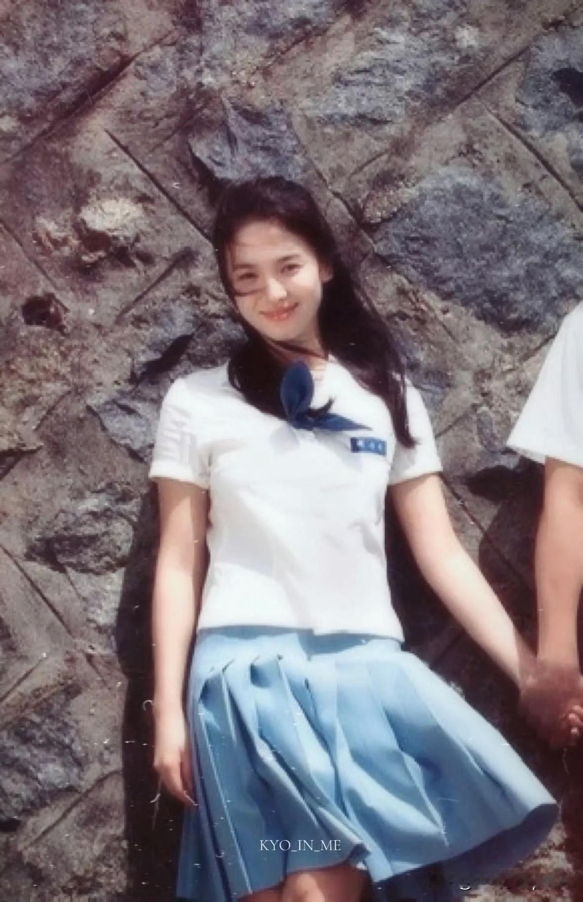 哇！宋慧乔穿学生服也太绝了吧！完全就是校园女神啊！她那种清纯感真的绝了，不是硬