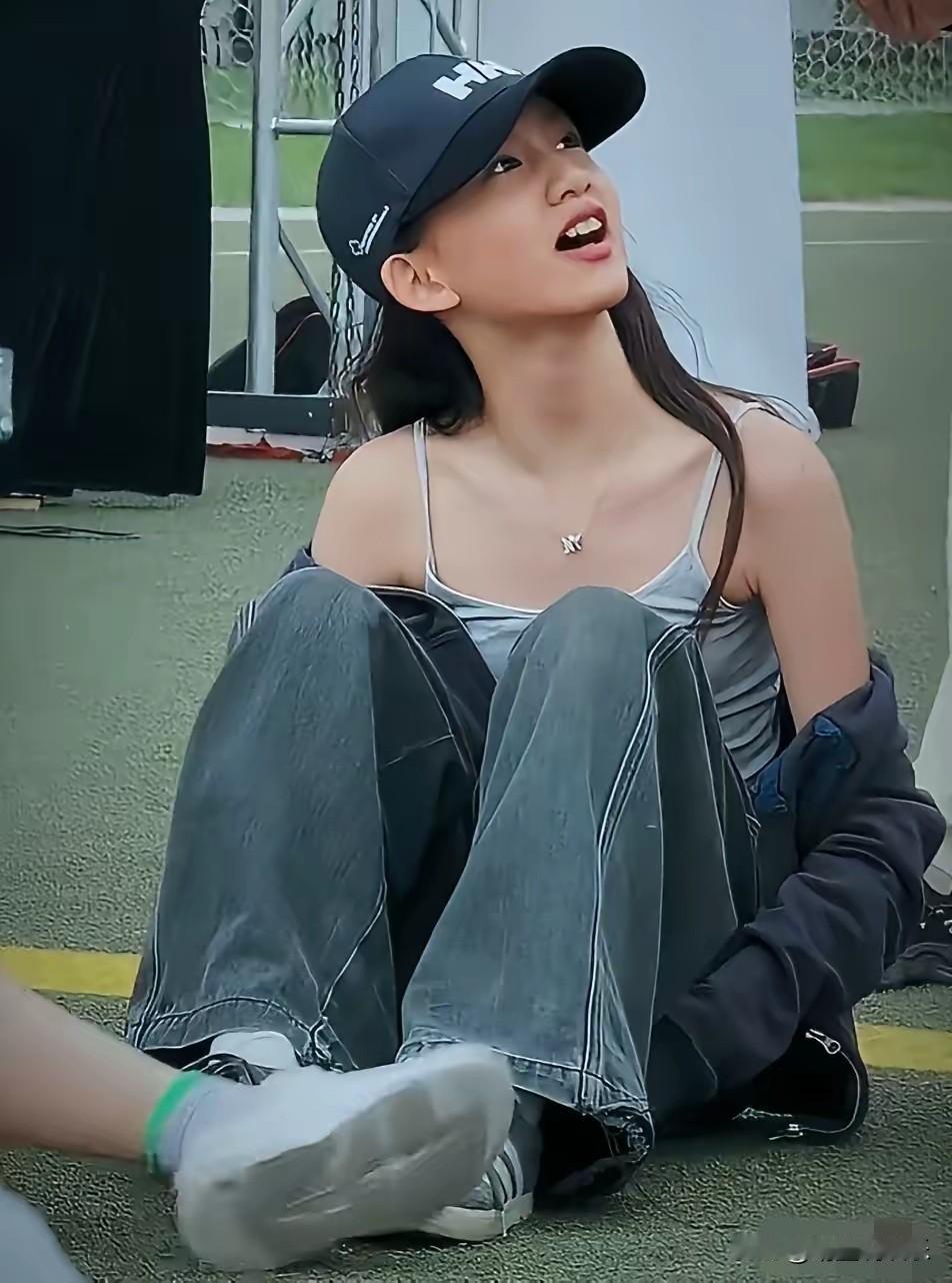 近日，黄磊二女儿黄少艾冲上热搜，和姐姐黄多多不同，不是因为穿衣出阁等原因，而是