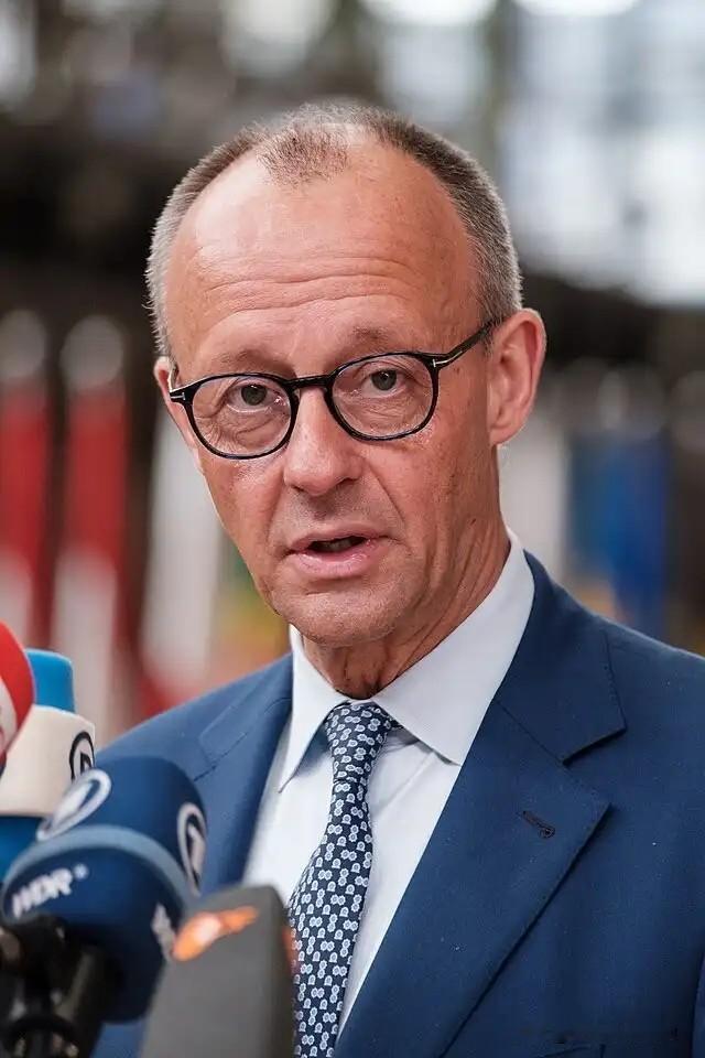 德国总理默茨在议会发表讲话时说：没有人威胁俄罗斯，不是北约，不是欧盟，也不是德国