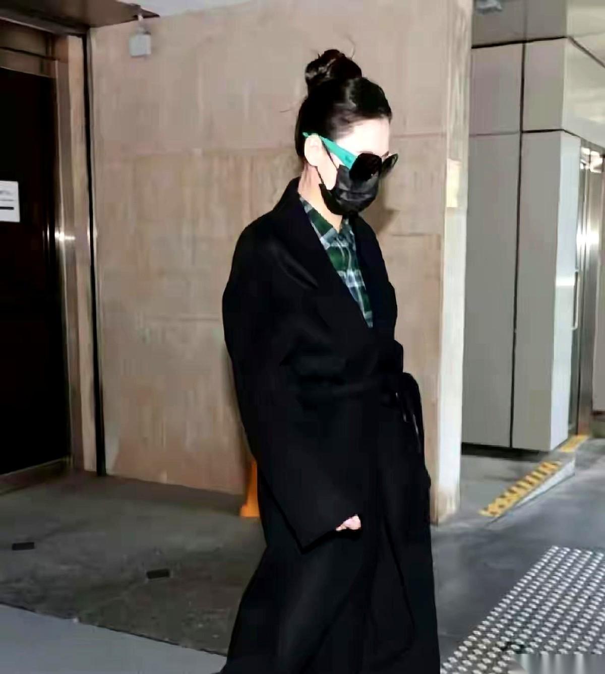 我真的服了，能把法院门口，走出巴黎时装周红毯气势的，也就她一个了。人家那哪是去