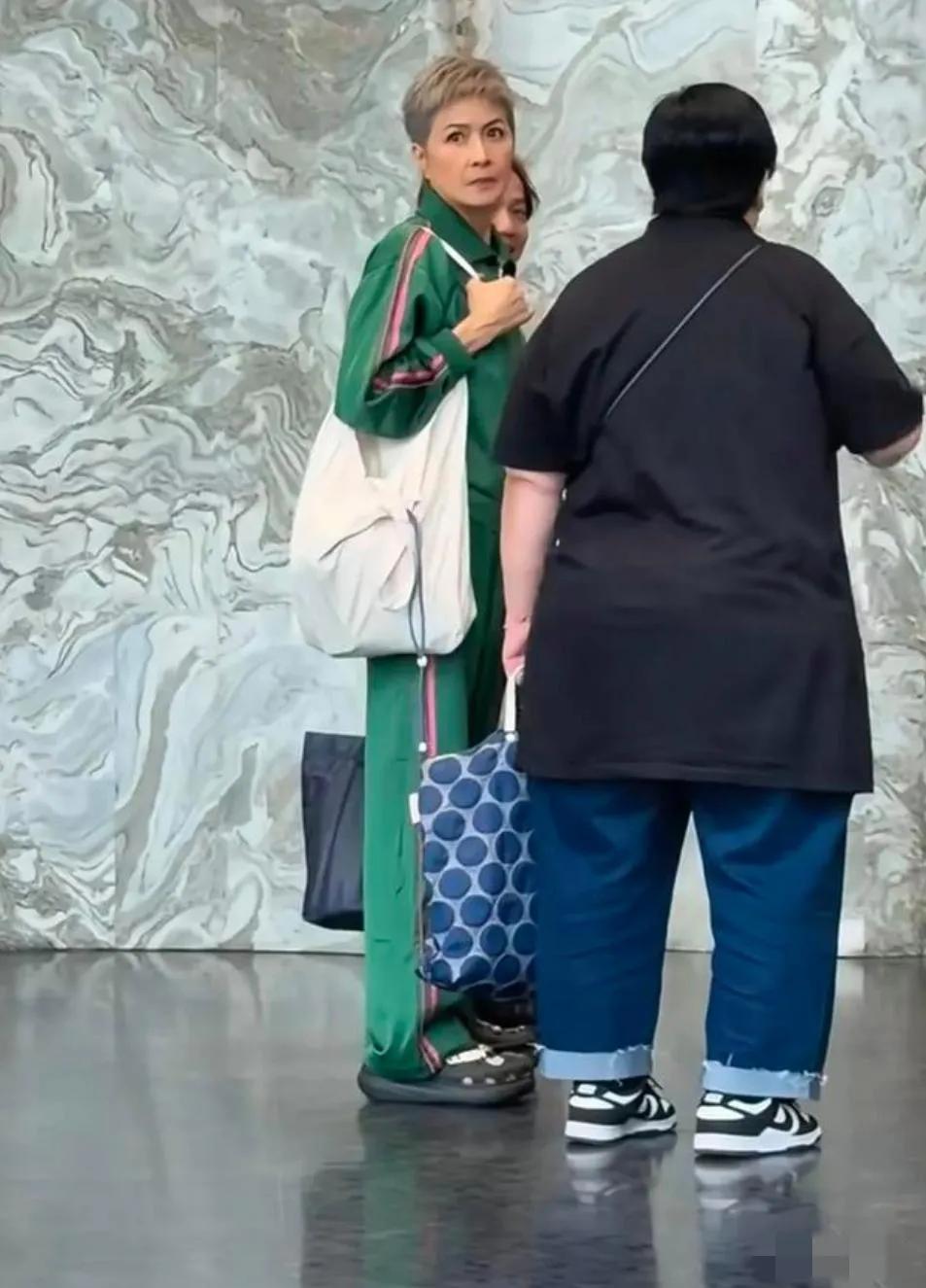穿一袭绿色运动服的邵美琪现身珠海，身姿曼妙，颜值惊艳，发型利落，简直就是拽住了岁
