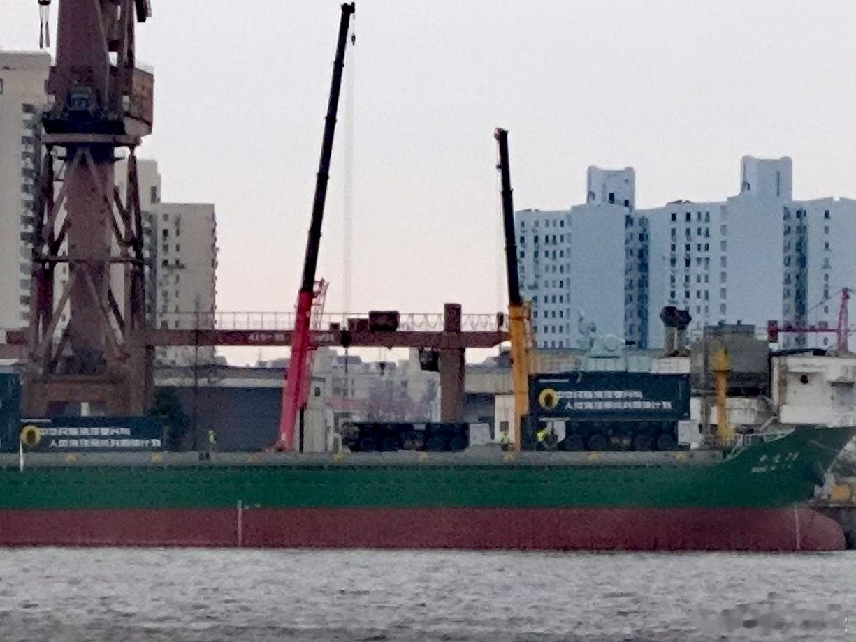 变变变！中达79拆移了60大筒子，吊装上电磁弹射车了，隐形战术无人机航母即将到来