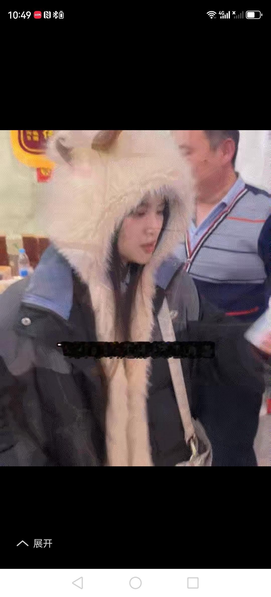 北京一位女士在饭店吃完饭后，把饭钱给落下了，上了飞机才猛然反应过来，赶紧掉头就往