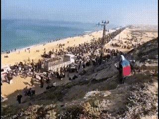 加沙的海滩，成了无家可归的加沙百姓栖身的窝居！美丽的海滩，天蓝，碧海，滩阔，本
