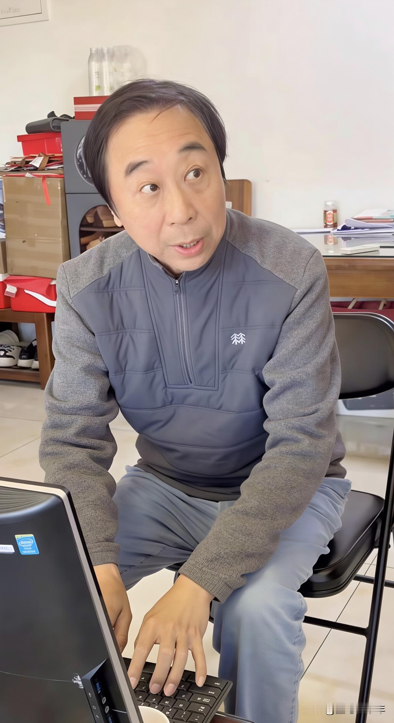 68岁冯巩的日常，打醒了多少追名逐利的人68岁的冯巩，脸上是岁月留下的真切纹