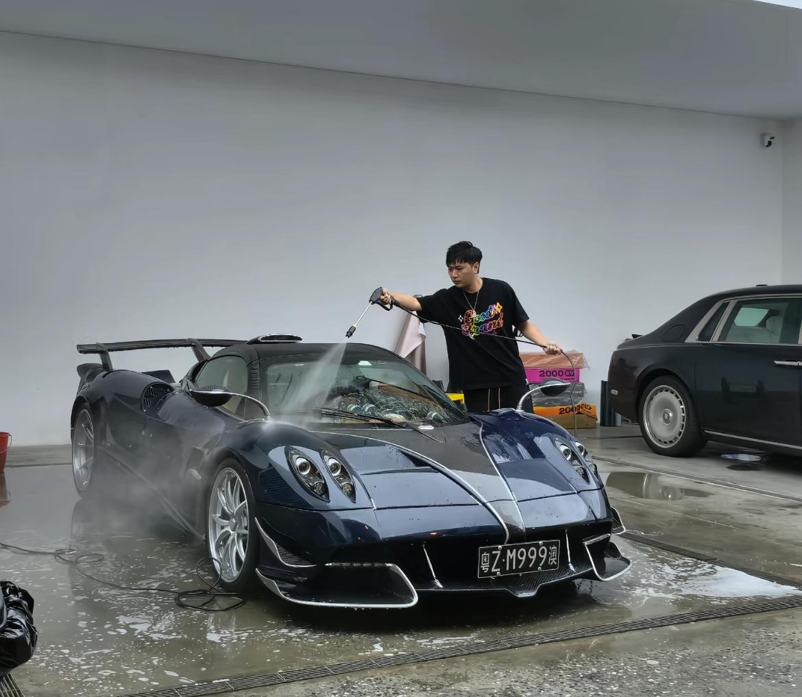 曝小小酷将5千万的豪车帕加尼卖掉，诸多细节仍然让人怀疑，不过细节之处还是很有讲究