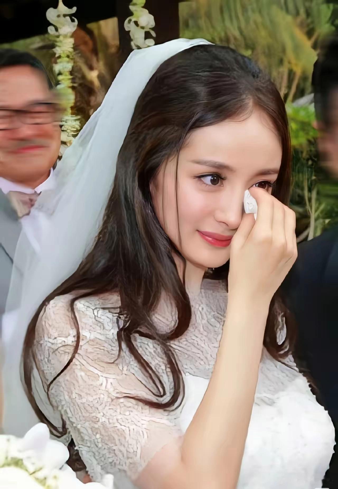 杨幂结婚时27岁，爱的时候，谁不向往婚姻她散着头发，早早就把自己嫁了，我记得当时