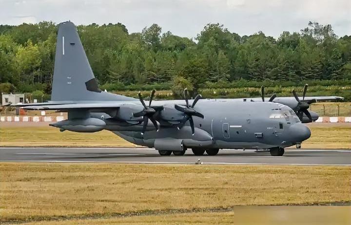 这就是打扫战场的好处！伊朗在美国炸毁的两架C-130运输机残骸里扒出来一具美军