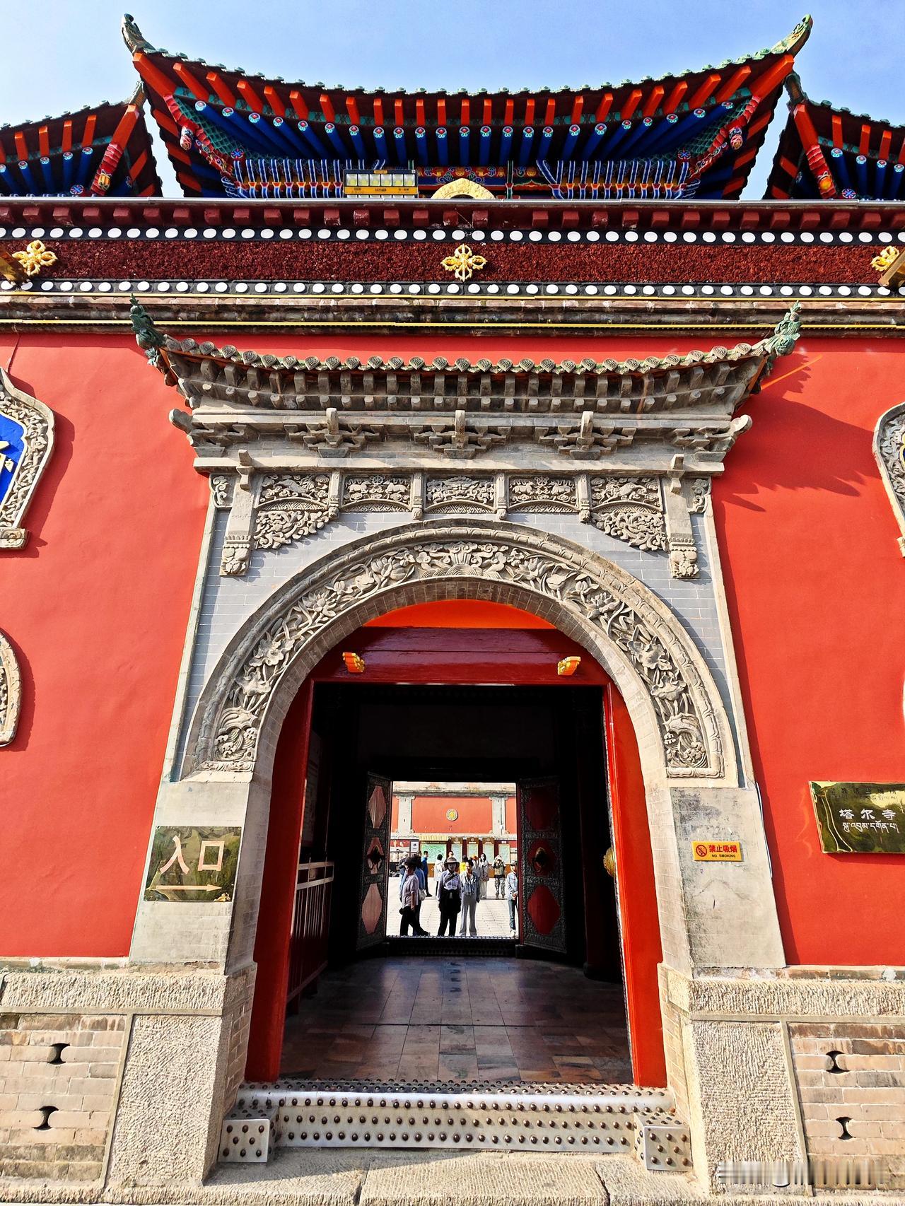 参观西宁塔尔寺。塔尔寺与西藏的甘丹、哲蚌、色拉、扎什伦布寺和甘南的拉卜楞寺并称