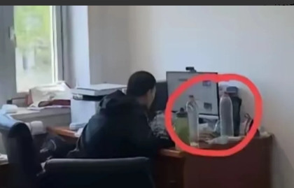韦神的办公室被曝光了，年薪60万的他桌子很小，而且很简陋，办公室也没有什么特别的